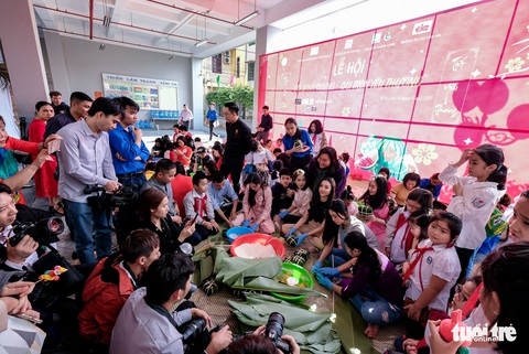 Hoa hậu Tiểu Vy lần đầu gói bánh chưng tặng trẻ em vùng cao - Ảnh 2. Hoa hậu Tiểu Vy lần đầu gói bánh chưng tặng trẻ em vùng cao - Ảnh 2.