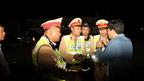 Uống rượu bia lái xe, phó phòng GD-ĐT bị phạt 35 triệu đồng, treo bằng lái - Ảnh 1. Uống rượu bia lái xe, phó phòng GD-ĐT bị phạt 35 triệu đồng, treo bằng lái - Ảnh 1.