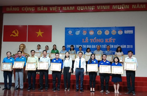 EVNHCMC khen thưởng 480 hộ tiết kiệm điện - Ảnh 1. EVNHCMC khen thưởng 480 hộ tiết kiệm điện - Ảnh 1.