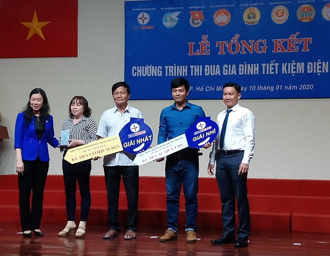 EVNHCMC khen thưởng 480 hộ tiết kiệm điện - Ảnh 2. EVNHCMC khen thưởng 480 hộ tiết kiệm điện - Ảnh 2.
