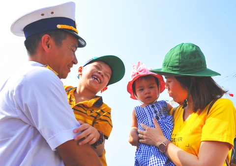 Mang tết ra nhà giàn DK1 - Ảnh 3. Mang tết ra nhà giàn DK1 - Ảnh 3.