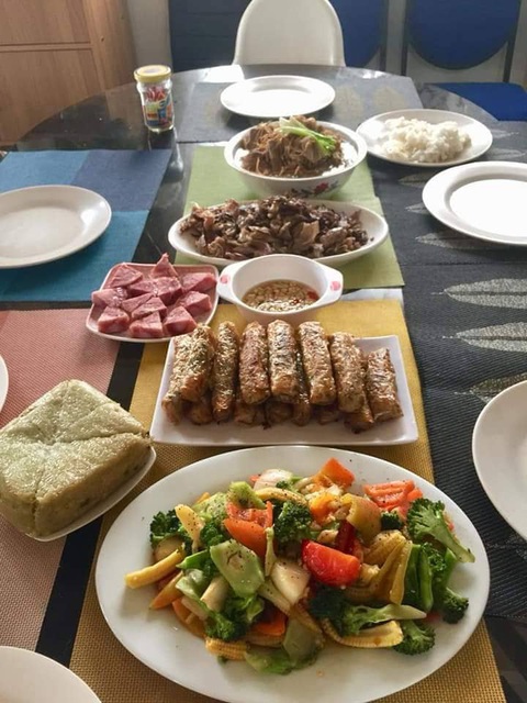 Ở Philippines, gói bánh chưng lá chuối, nhớ Tết nhà rưng rưng - Ảnh 4. Ở Philippines, gói bánh chưng lá chuối, nhớ Tết nhà rưng rưng - Ảnh 4.
