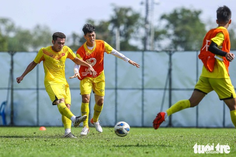 Ông Park vui vẻ để phóng viên VN tác nghiệp thoải mái ở buổi tập sáng 11-1 - Ảnh 2. Ông Park vui vẻ để phóng viên VN tác nghiệp thoải mái ở buổi tập sáng 11-1 - Ảnh 2.