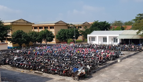 Xe vi phạm nên giữ biển số hay giữ xe? - Ảnh 1. Xe vi phạm nên giữ biển số hay giữ xe? - Ảnh 1.