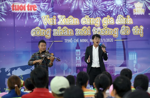 40 gia đình công nhân vệ sinh được cao thủ nấu phở số 1 bưng phở tận bàn - Ảnh 5. 40 gia đình công nhân vệ sinh được cao thủ nấu phở số 1 bưng phở tận bàn - Ảnh 5.