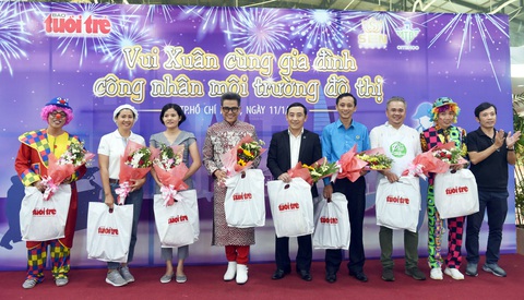 40 gia đình công nhân vệ sinh được cao thủ nấu phở số 1 bưng phở tận bàn - Ảnh 12. 40 gia đình công nhân vệ sinh được cao thủ nấu phở số 1 bưng phở tận bàn - Ảnh 12.
