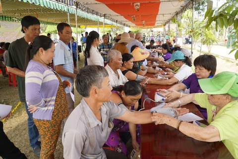 Chợ tết 0 đồng và nồi cháo gà miễn phí - Ảnh 2. Chợ tết 0 đồng và nồi cháo gà miễn phí - Ảnh 2.