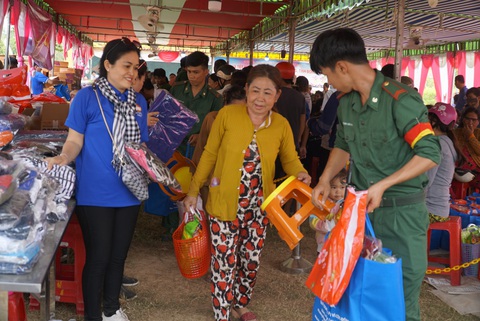 Chợ tết 0 đồng và nồi cháo gà miễn phí - Ảnh 3. Chợ tết 0 đồng và nồi cháo gà miễn phí - Ảnh 3.