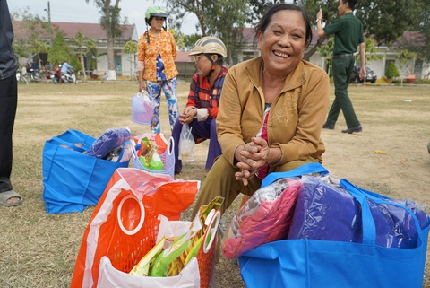 Chợ tết 0 đồng và nồi cháo gà miễn phí - Ảnh 1. Chợ tết 0 đồng và nồi cháo gà miễn phí - Ảnh 1.