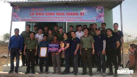 Đoàn thanh niên Công an TP.HCM trao quà tết vùng khó khăn tỉnh Bình Thuận - Ảnh 1. Đoàn thanh niên Công an TP.HCM trao quà tết vùng khó khăn tỉnh Bình Thuận - Ảnh 1.