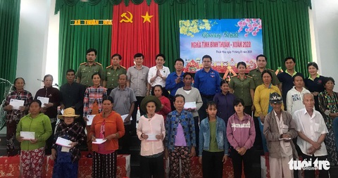 Đoàn thanh niên Công an TP.HCM trao quà tết vùng khó khăn tỉnh Bình Thuận - Ảnh 2. Đoàn thanh niên Công an TP.HCM trao quà tết vùng khó khăn tỉnh Bình Thuận - Ảnh 2.