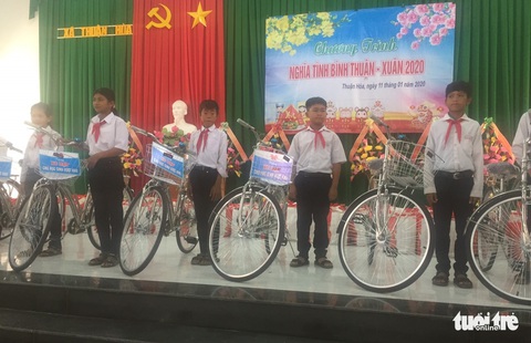 Đoàn thanh niên Công an TP.HCM trao quà tết vùng khó khăn tỉnh Bình Thuận - Ảnh 3. Đoàn thanh niên Công an TP.HCM trao quà tết vùng khó khăn tỉnh Bình Thuận - Ảnh 3.