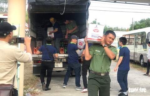 Đoàn thanh niên Công an TP.HCM trao quà tết vùng khó khăn tỉnh Bình Thuận - Ảnh 4. Đoàn thanh niên Công an TP.HCM trao quà tết vùng khó khăn tỉnh Bình Thuận - Ảnh 4.