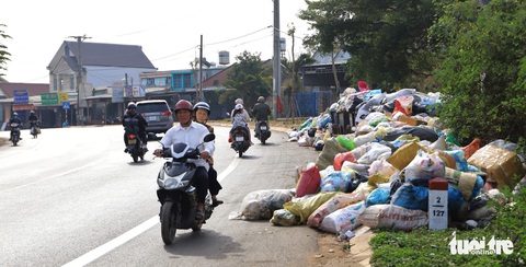 Rác tràn ngập trung tâm thành phố Bảo Lộc - Ảnh 1. Rác tràn ngập trung tâm thành phố Bảo Lộc - Ảnh 1.