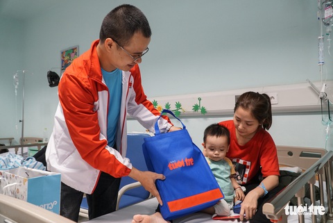Ước mơ của Thúy mang Tết sớm đến cho các bệnh nhi tại Hà Nội - Ảnh 2. Ước mơ của Thúy mang Tết sớm đến cho các bệnh nhi tại Hà Nội - Ảnh 2.