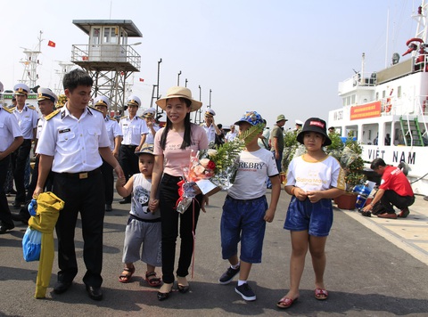 Mang tết ra nhà giàn DK1 - Ảnh 5. Mang tết ra nhà giàn DK1 - Ảnh 5.