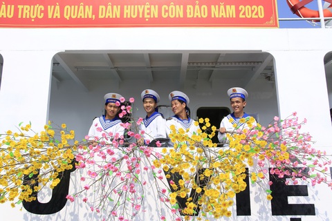 Mang tết ra nhà giàn DK1 - Ảnh 8. Mang tết ra nhà giàn DK1 - Ảnh 8.