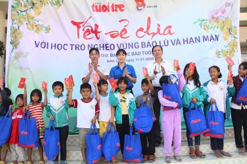 600 suất quà xuân đến với học trò nghèo Tây Nguyên - Ảnh 3. 600 suất quà xuân đến với học trò nghèo Tây Nguyên - Ảnh 3.
