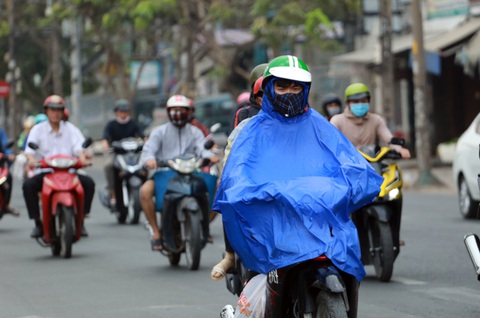 TP.HCM âm u cả ngày, chiều tối có mưa trái mùa - Ảnh 1. TP.HCM âm u cả ngày, chiều tối có mưa trái mùa - Ảnh 1.