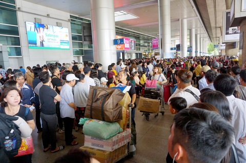 Hai đối tượng giả dạng đón kiều bào ở sân bay Tân Sơn Nhất để móc túi - Ảnh 1. Hai đối tượng giả dạng đón kiều bào ở sân bay Tân Sơn Nhất để móc túi - Ảnh 1.