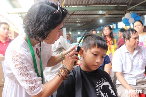 Ấm áp phiên chợ tết 0 đồng cho bệnh nhân nghèo - Ảnh 6. Ấm áp phiên chợ tết 0 đồng cho bệnh nhân nghèo - Ảnh 6.