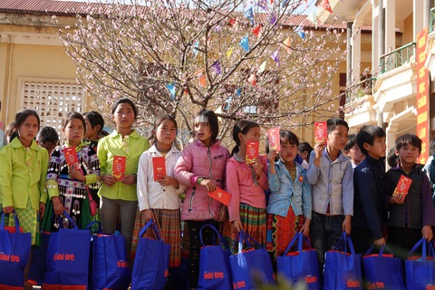 800 phần quà tết của bạn đọc Tuổi Trẻ đến với học sinh nghèo Tây Bắc - Ảnh 4. 800 phần quà tết của bạn đọc Tuổi Trẻ đến với học sinh nghèo Tây Bắc - Ảnh 4.