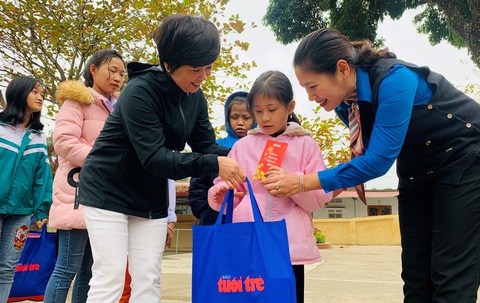 800 phần quà tết của bạn đọc Tuổi Trẻ đến với học sinh nghèo Tây Bắc - Ảnh 1. 800 phần quà tết của bạn đọc Tuổi Trẻ đến với học sinh nghèo Tây Bắc - Ảnh 1.