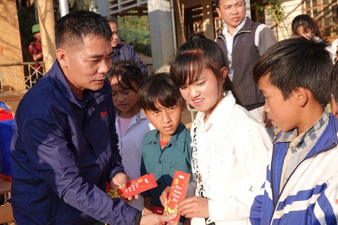 800 phần quà tết của bạn đọc Tuổi Trẻ đến với học sinh nghèo Tây Bắc - Ảnh 5. 800 phần quà tết của bạn đọc Tuổi Trẻ đến với học sinh nghèo Tây Bắc - Ảnh 5.