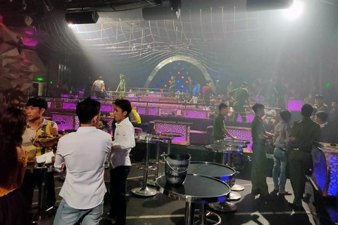 Đột kích quán bar Romance, phát hiện nhiều đối tượng phê ma túy - Ảnh 1. Đột kích quán bar Romance, phát hiện nhiều đối tượng phê ma túy - Ảnh 1.