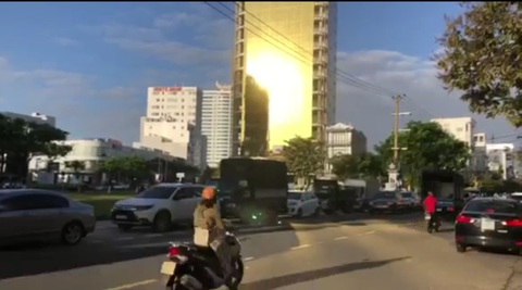 Kính cao ốc rọi nắng rực nhà dân, chủ đầu tư nói không có vấn đề - Ảnh 1. Kính cao ốc rọi nắng rực nhà dân, chủ đầu tư nói không có vấn đề - Ảnh 1.