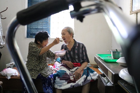Bà cụ 16 năm bán xôi nuôi 5 con và chồng bại liệt giữa Sài Gòn - Ảnh 7. Bà cụ 16 năm bán xôi nuôi 5 con và chồng bại liệt giữa Sài Gòn - Ảnh 7.