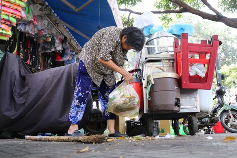Bà cụ 16 năm bán xôi nuôi 5 con và chồng bại liệt giữa Sài Gòn - Ảnh 2. Bà cụ 16 năm bán xôi nuôi 5 con và chồng bại liệt giữa Sài Gòn - Ảnh 2.