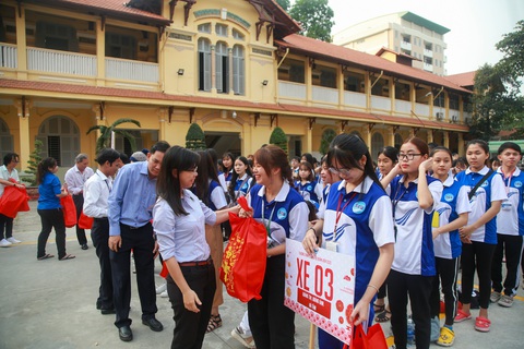 Hàng ngàn sinh viên về quê ăn tết được miễn phí tiền xe, được tặng quà và lì xì - Ảnh 2. Hàng ngàn sinh viên về quê ăn tết được miễn phí tiền xe, được tặng quà và lì xì - Ảnh 2.
