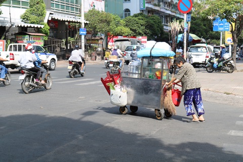 Bà cụ 16 năm bán xôi nuôi 5 con và chồng bại liệt giữa Sài Gòn - Ảnh 4. Bà cụ 16 năm bán xôi nuôi 5 con và chồng bại liệt giữa Sài Gòn - Ảnh 4.