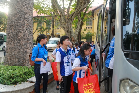 Hàng ngàn sinh viên về quê ăn tết được miễn phí tiền xe, được tặng quà và lì xì - Ảnh 1. Hàng ngàn sinh viên về quê ăn tết được miễn phí tiền xe, được tặng quà và lì xì - Ảnh 1.