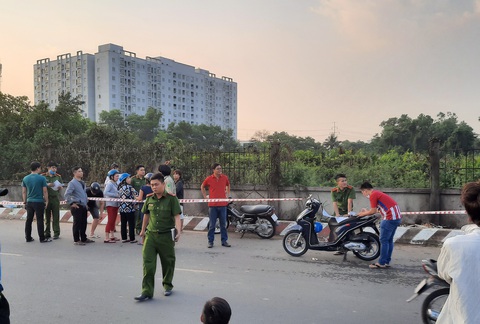 Dập lửa ở khu đất ven đường quận Bình Tân, phát hiện thi thể nam giới - Ảnh 2. Dập lửa ở khu đất ven đường quận Bình Tân, phát hiện thi thể nam giới - Ảnh 2.