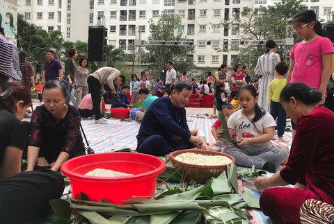 Dân chung cư cùng nhau gói bánh chưng - Ảnh 1. Dân chung cư cùng nhau gói bánh chưng - Ảnh 1.