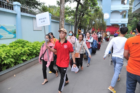 Hàng ngàn sinh viên về quê ăn tết được miễn phí tiền xe, được tặng quà và lì xì - Ảnh 4. Hàng ngàn sinh viên về quê ăn tết được miễn phí tiền xe, được tặng quà và lì xì - Ảnh 4.