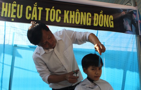 Hiệu cắt tóc không đồng của thầy giáo Hà Tĩnh - Ảnh 1. Hiệu cắt tóc không đồng của thầy giáo Hà Tĩnh - Ảnh 1.