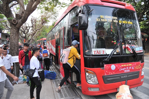 Hàng ngàn sinh viên về quê ăn tết được miễn phí tiền xe, được tặng quà và lì xì - Ảnh 3. Hàng ngàn sinh viên về quê ăn tết được miễn phí tiền xe, được tặng quà và lì xì - Ảnh 3.
