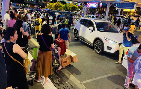 Mật phục bắt kẻ móc túi hành khách ở sân bay Tân Sơn Nhất - Ảnh 1. Mật phục bắt kẻ móc túi hành khách ở sân bay Tân Sơn Nhất - Ảnh 1.