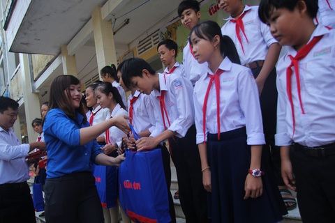 Học trò nghèo vùng hạn mặn nhận lì xì sớm - Ảnh 2. Học trò nghèo vùng hạn mặn nhận lì xì sớm - Ảnh 2.