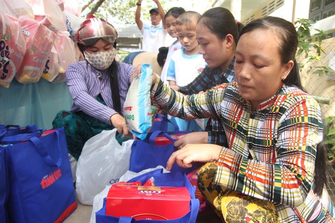 Học trò nghèo vùng hạn mặn nhận lì xì sớm - Ảnh 3. Học trò nghèo vùng hạn mặn nhận lì xì sớm - Ảnh 3.