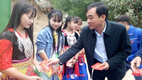 ‘Chưa bao giờ em nhận được suất quà tết đủ đầy như hôm nay’ - Ảnh 3. ‘Chưa bao giờ em nhận được suất quà tết đủ đầy như hôm nay’ - Ảnh 3.
