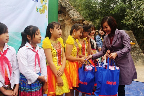 ‘Chưa bao giờ em nhận được suất quà tết đủ đầy như hôm nay’ - Ảnh 4. ‘Chưa bao giờ em nhận được suất quà tết đủ đầy như hôm nay’ - Ảnh 4.