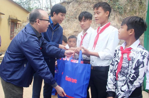‘Chưa bao giờ em nhận được suất quà tết đủ đầy như hôm nay’ - Ảnh 1. ‘Chưa bao giờ em nhận được suất quà tết đủ đầy như hôm nay’ - Ảnh 1.