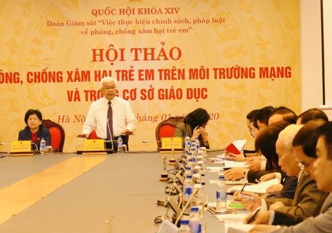 Có nên đưa điện thoại thông minh cho trẻ để đổi lấy sự im lặng? - Ảnh 1. Có nên đưa điện thoại thông minh cho trẻ để đổi lấy sự im lặng? - Ảnh 1.