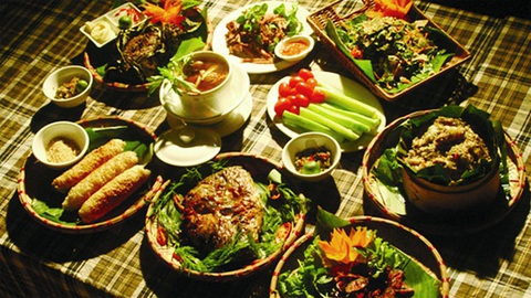 Mâm cỗ ngày tết: ở đâu không thể thiếu thịt hun khói, nem chạo? - Ảnh 2. Mâm cỗ ngày tết: ở đâu không thể thiếu thịt hun khói, nem chạo? - Ảnh 2.