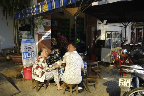 Kính cao ốc rọi nắng rực nhà dân, chủ đầu tư nói không có vấn đề - Ảnh 5. Kính cao ốc rọi nắng rực nhà dân, chủ đầu tư nói không có vấn đề - Ảnh 5.