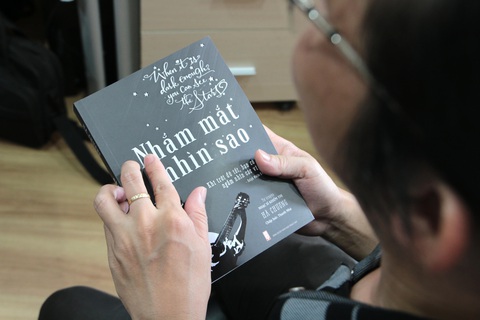 Tự truyện nhạc sĩ Hà Chương: Không nhìn thấy ai là một lợi thế - Ảnh 1. Tự truyện nhạc sĩ Hà Chương: Không nhìn thấy ai là một lợi thế - Ảnh 1.
